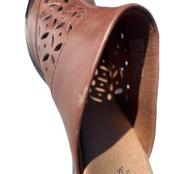 Clarks Brown Leather Mules Cut Out Detail Buckle Accent Slip On Clogs Size 8.5 M - Picture 7 of 9
